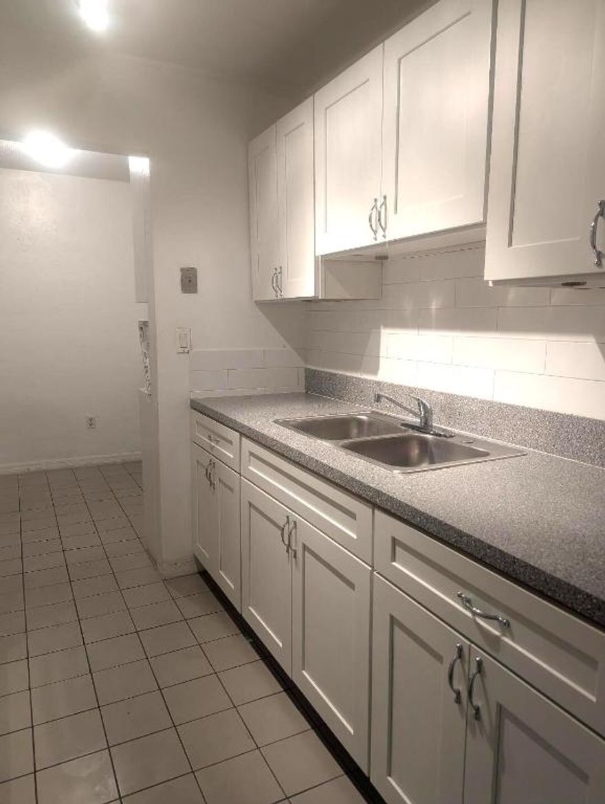 1/1 CONDO
800 SQ. FT UNIT INCLUDE WATER ,TRASH REMOVAL, 1 ASSISGNED PARKING SPACE, 2 CEILING FANS, CENTRAL AIR, 3 CLOSETS, BALCONY, STORAGE SPACE AND LAUNDRY ON SITE.