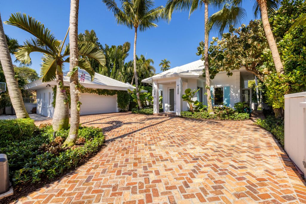 Photo of 121 Seville Road, West Palm Beach, FL 33405 (MLS # B26013486)