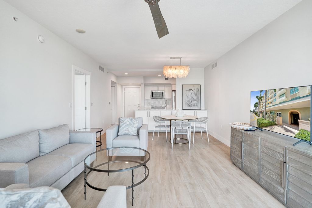 Photo of 700 E Boynton Beach Boulevard #406, Boynton Beach, FL 33435 (MLS # B26016313)