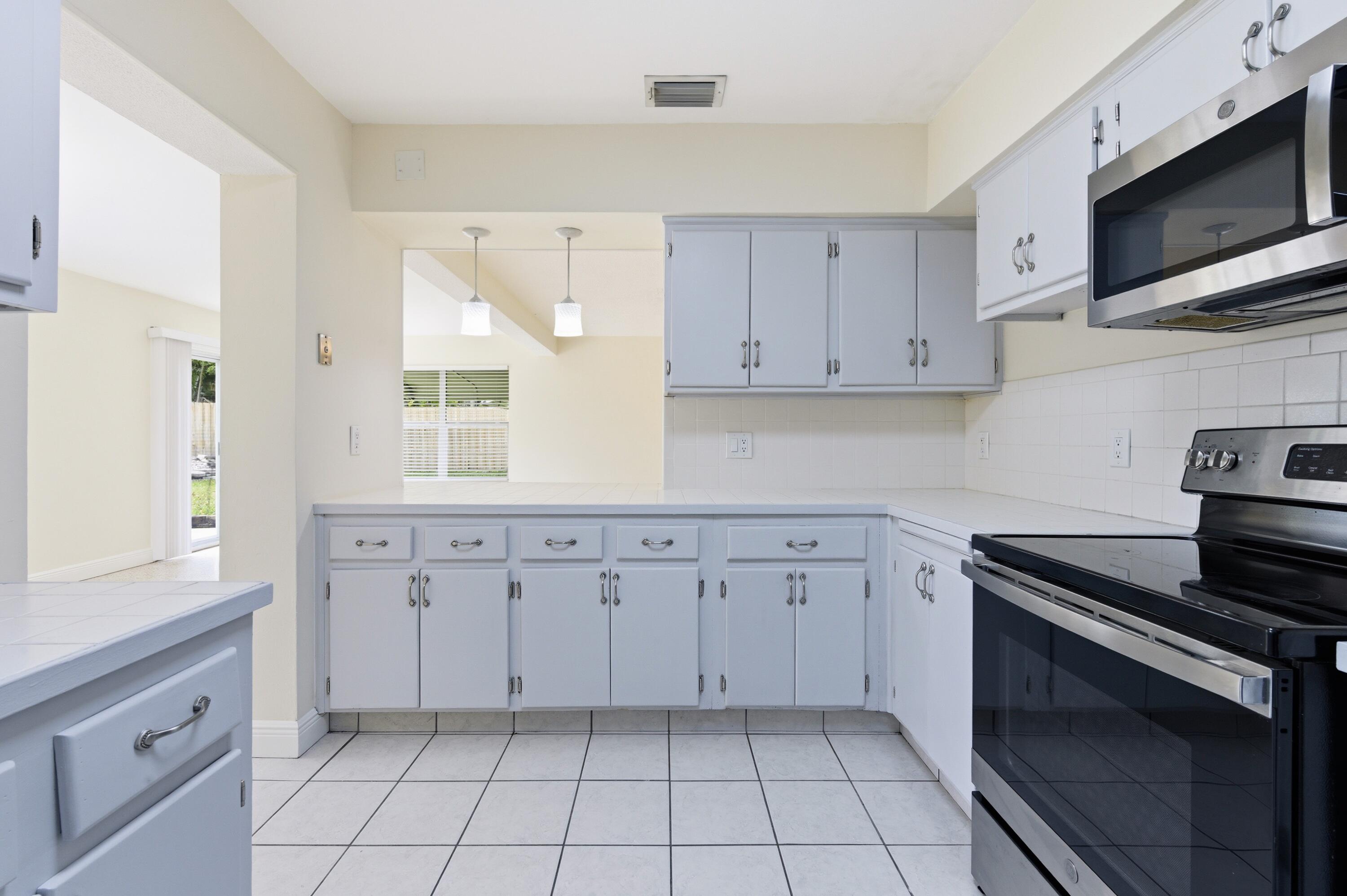 LAKE OSBORNE ESTATES 5 - Residential