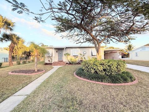 Photo of 306 FERNANDINA Street, Fort Pierce, FL 34949 (MLS # B26054133)