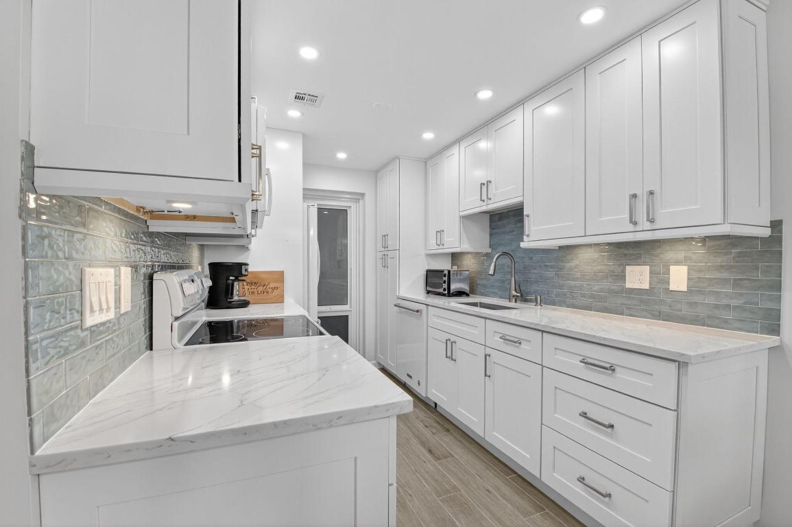 PENTHOUSE HIGHLANDS CONDO - Residential Lease