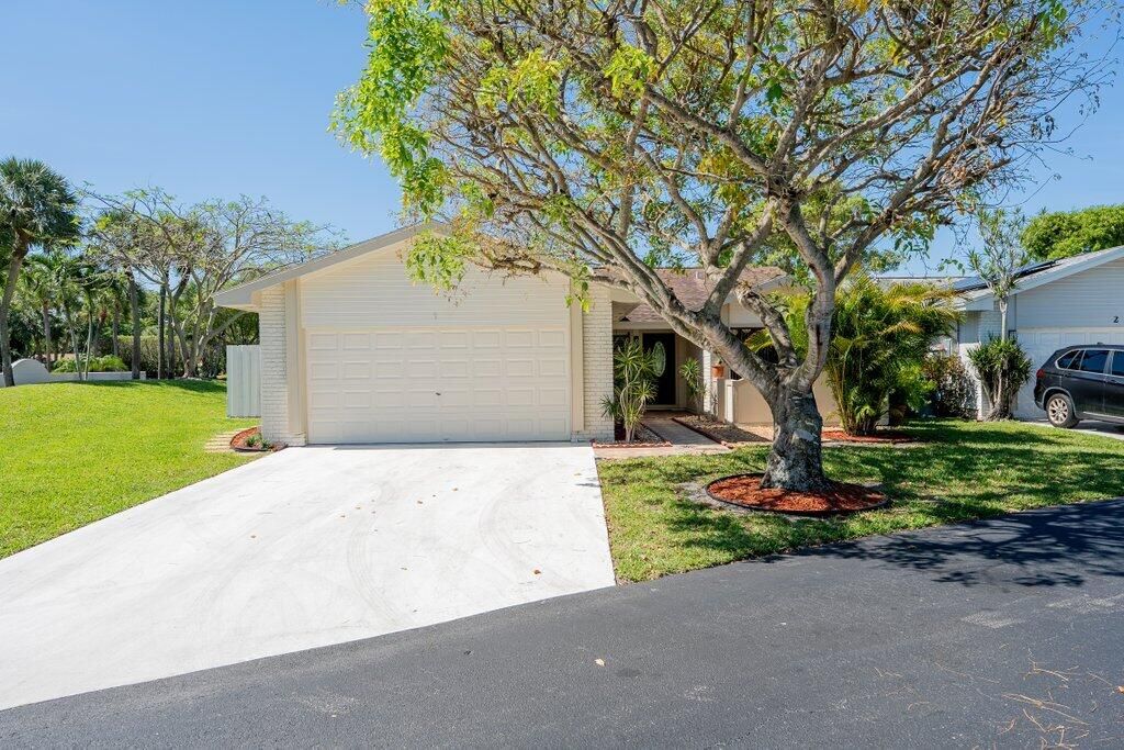 Photo of 1 Afton Place, Boynton Beach, FL 33426 (MLS # B26026520)