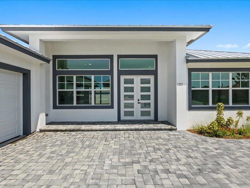 121 SW SEA LION Road
