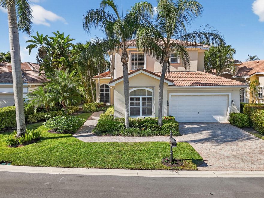 FULLY FURNISHED SEASONAL RENTAL WITH A SOCIAL MEMBERSHIP AVAILABLE STARTING JANUARY 2 FOR 4 MONTHS.  ACCESS TO WORLD CLASS DIINING INCLUDING CARD ROOMS AND POOLS.