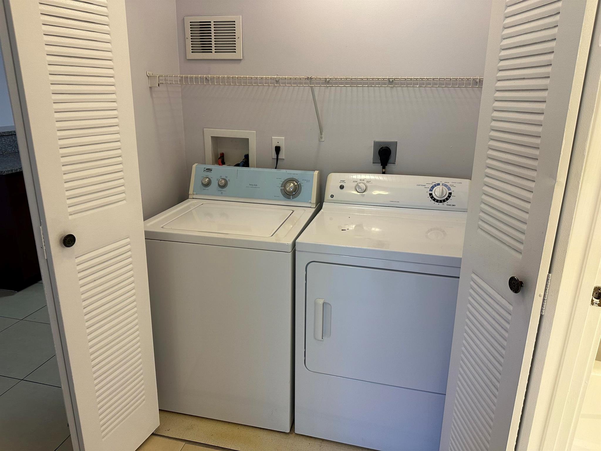 HYPOLUXOS MARINERS CAY CO - Residential Lease