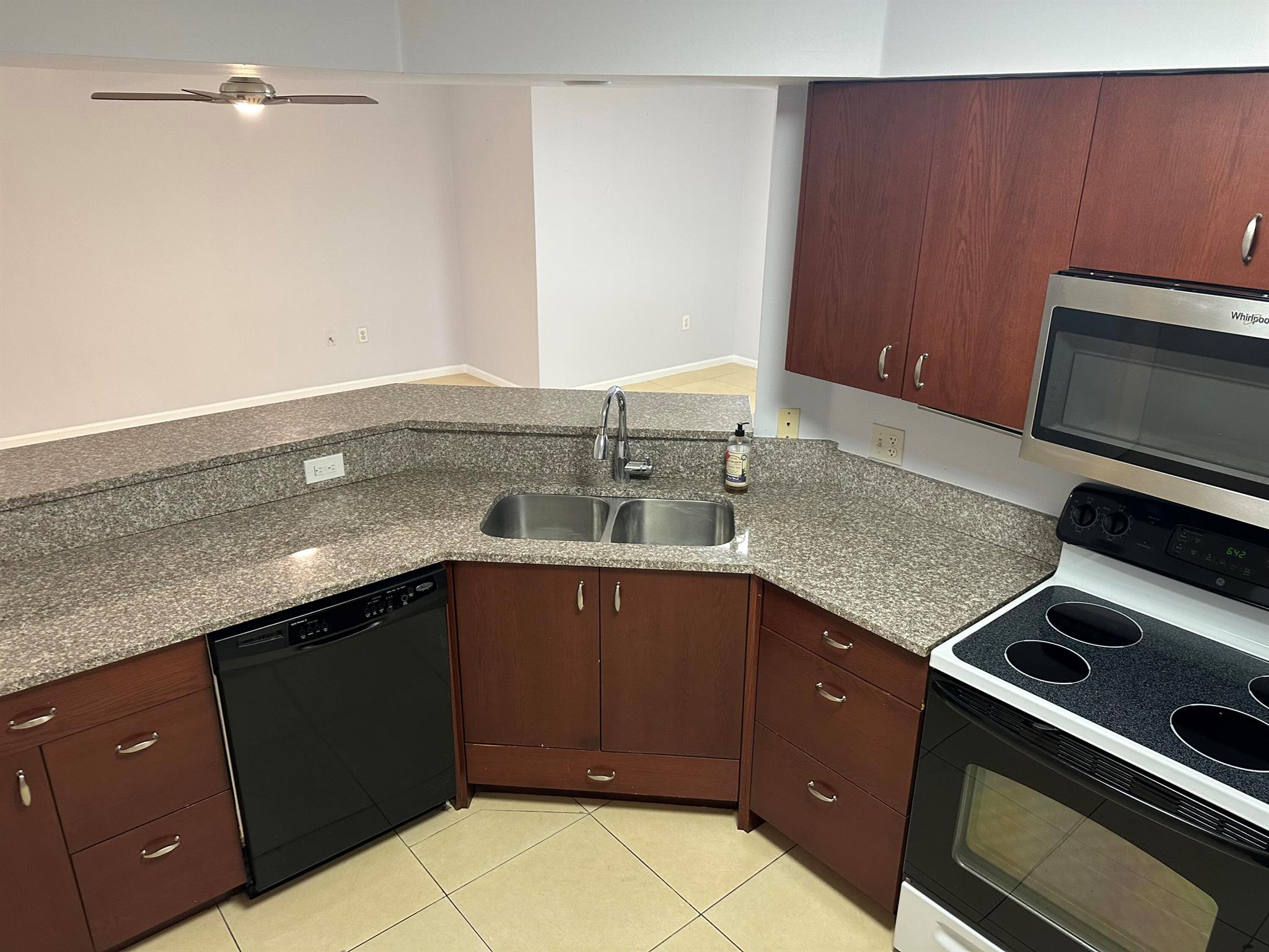HYPOLUXOS MARINERS CAY CO - Residential Lease