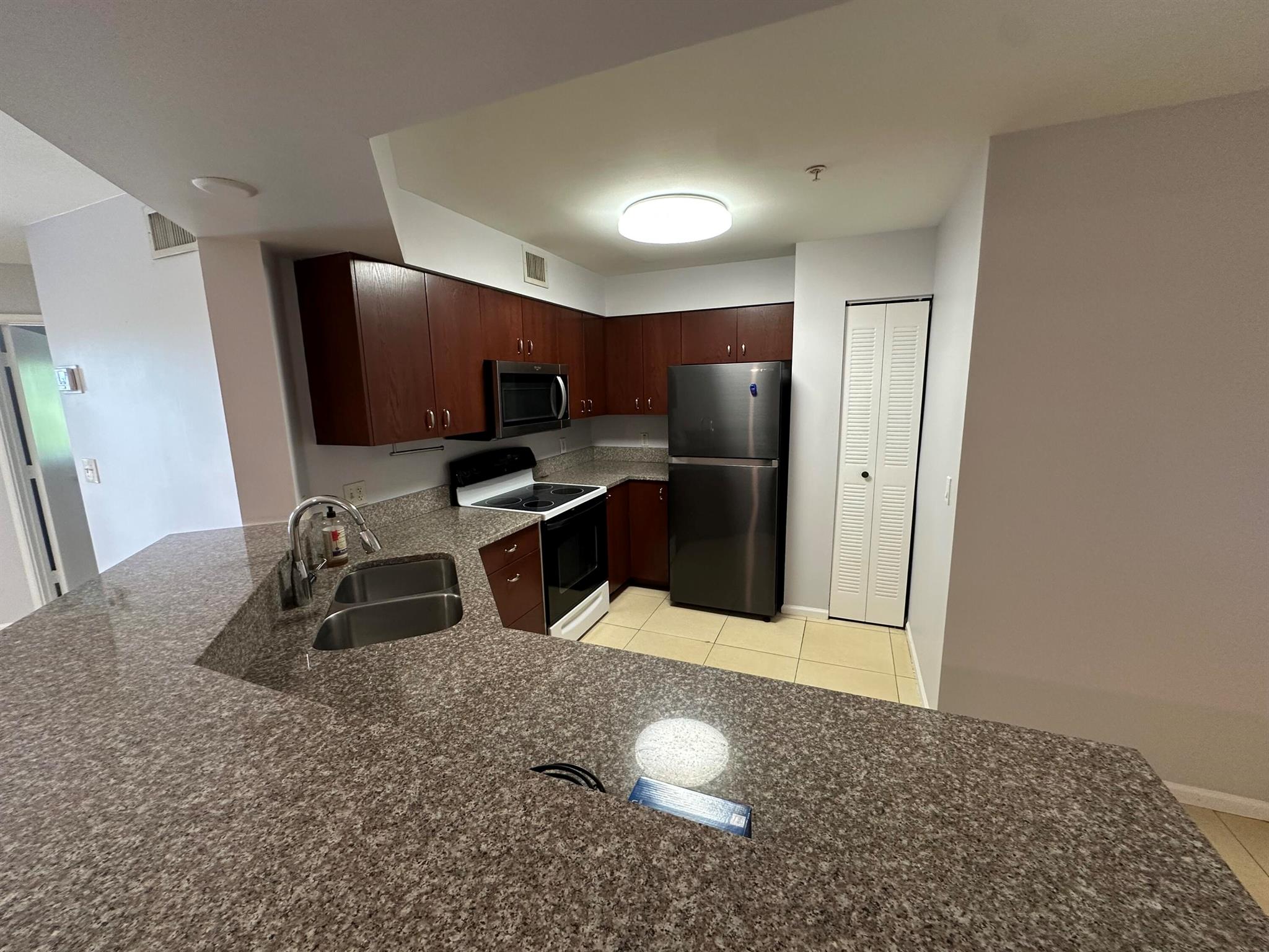 HYPOLUXOS MARINERS CAY CO - Residential Lease
