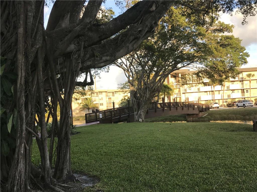 LAUDERDALE OAKS CONDO - Residential