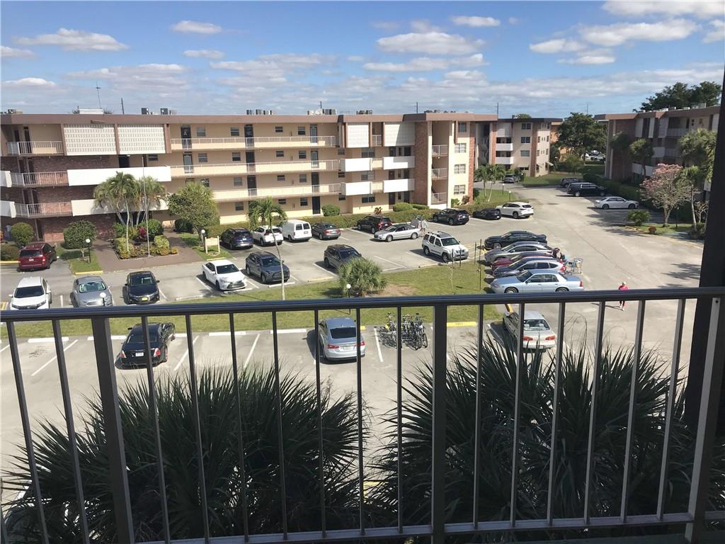 LAUDERDALE OAKS CONDO - Residential