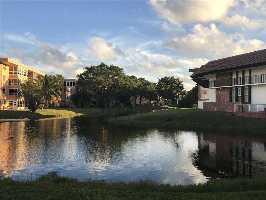 LAUDERDALE OAKS CONDO - Residential