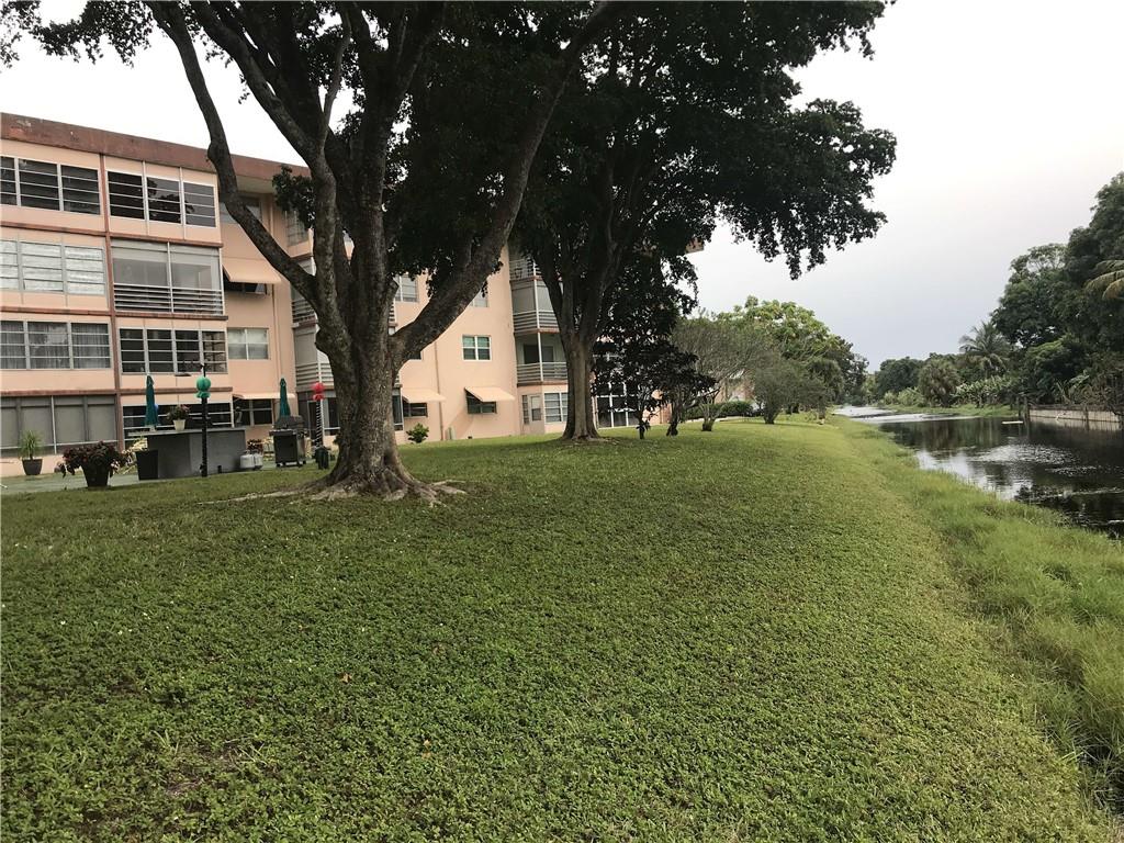 LAUDERDALE OAKS CONDO - Residential