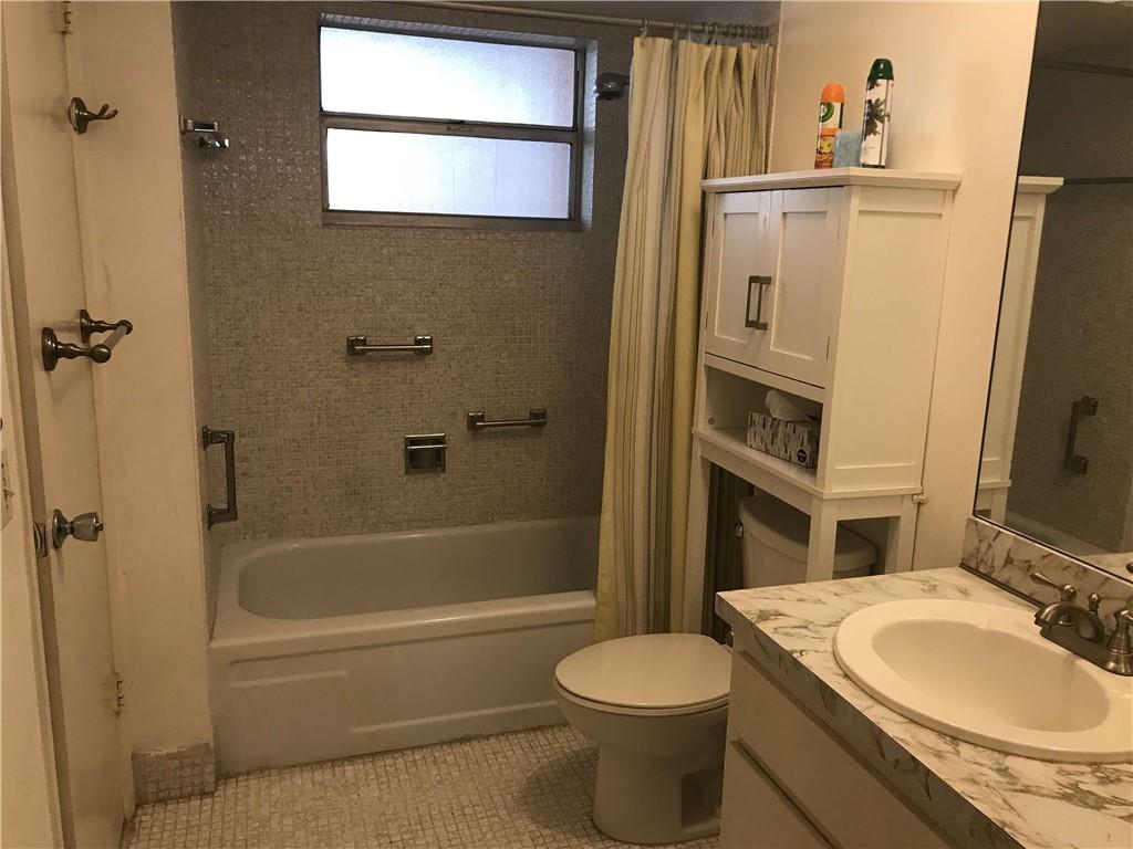 LAUDERDALE OAKS CONDO - Residential