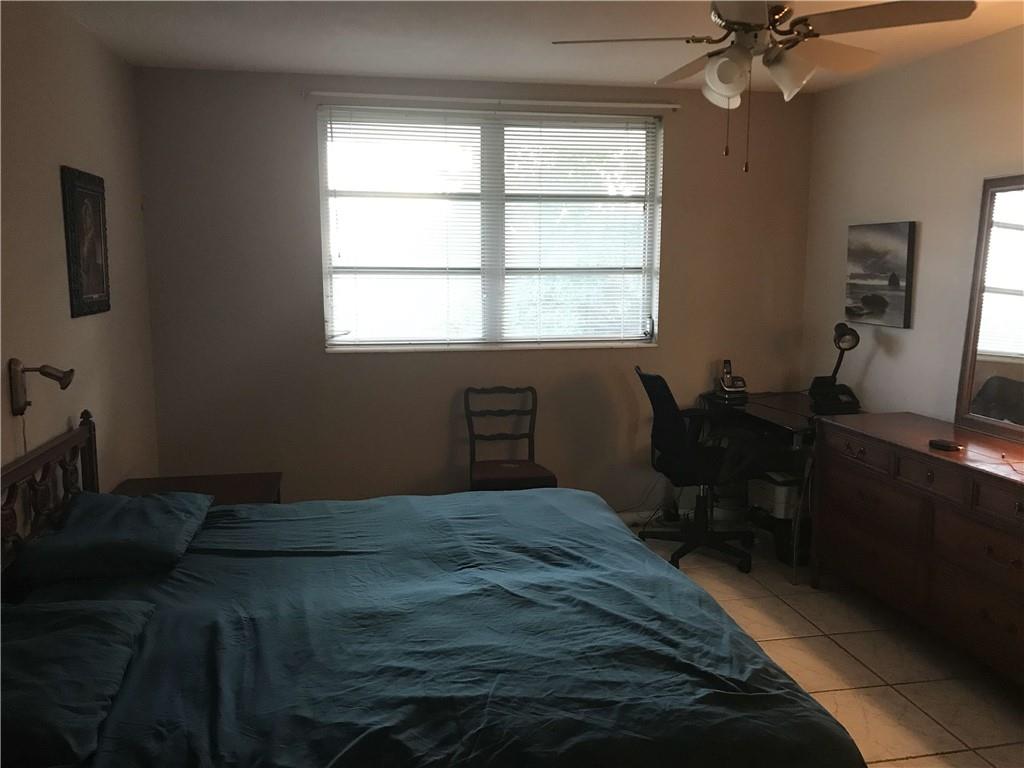 LAUDERDALE OAKS CONDO - Residential