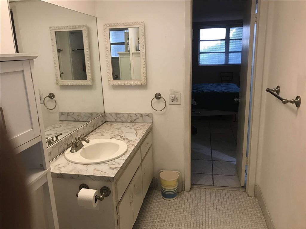 LAUDERDALE OAKS CONDO - Residential