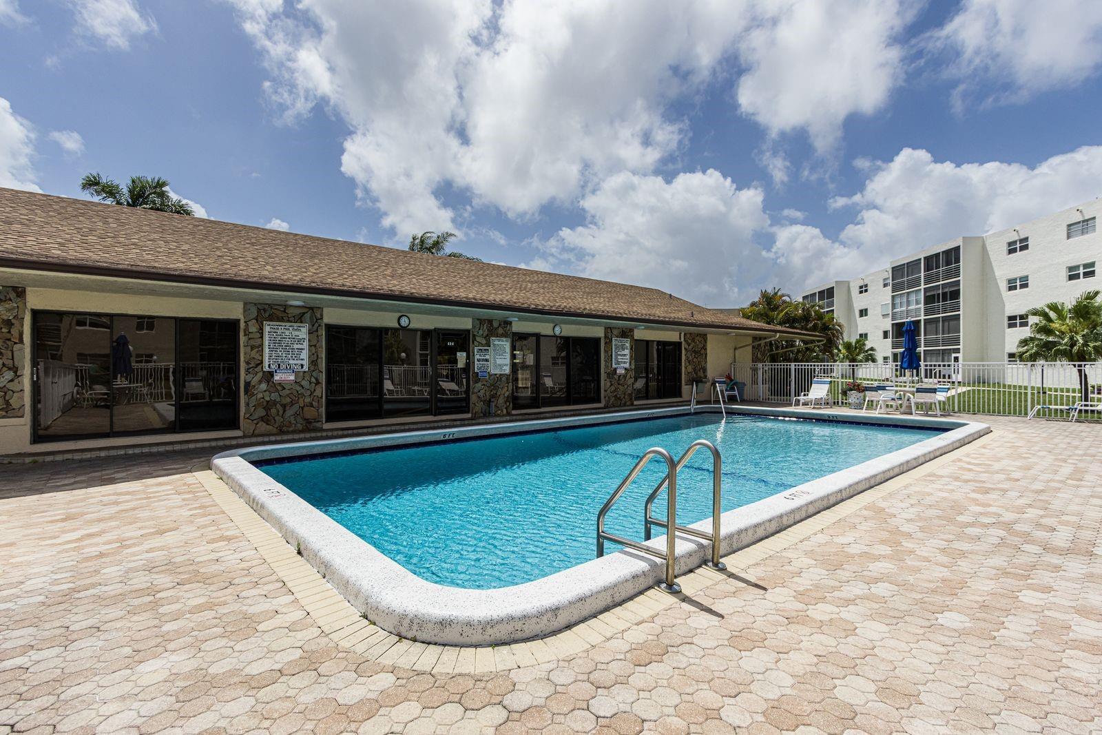 MEADOWBROOK LAKES CONDO - Residential