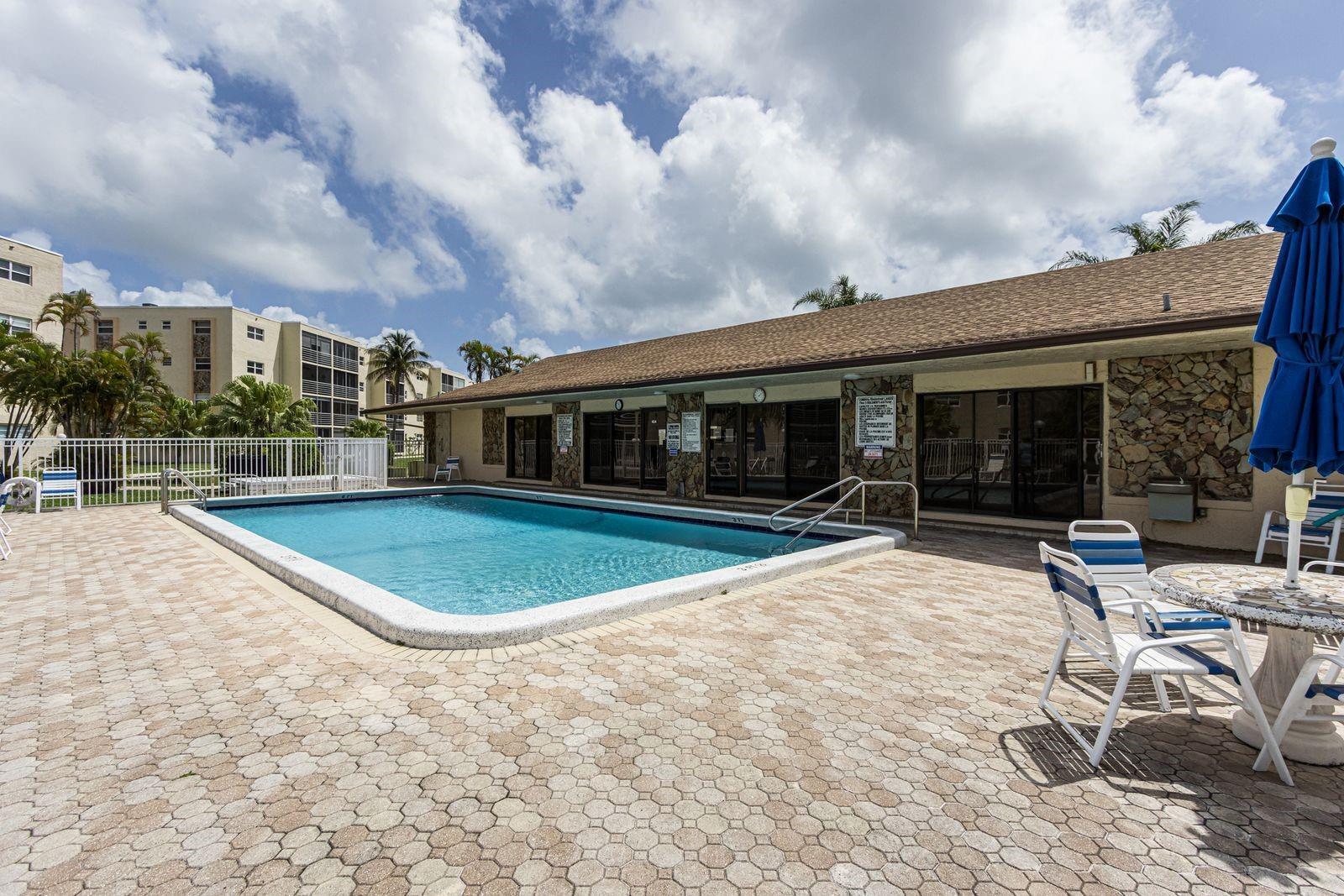 MEADOWBROOK LAKES CONDO - Residential