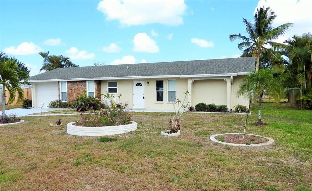 Photo of 2013 SE Hideaway Circle Cir, Port Saint Lucie, FL 34952 (MLS # R10831051)
