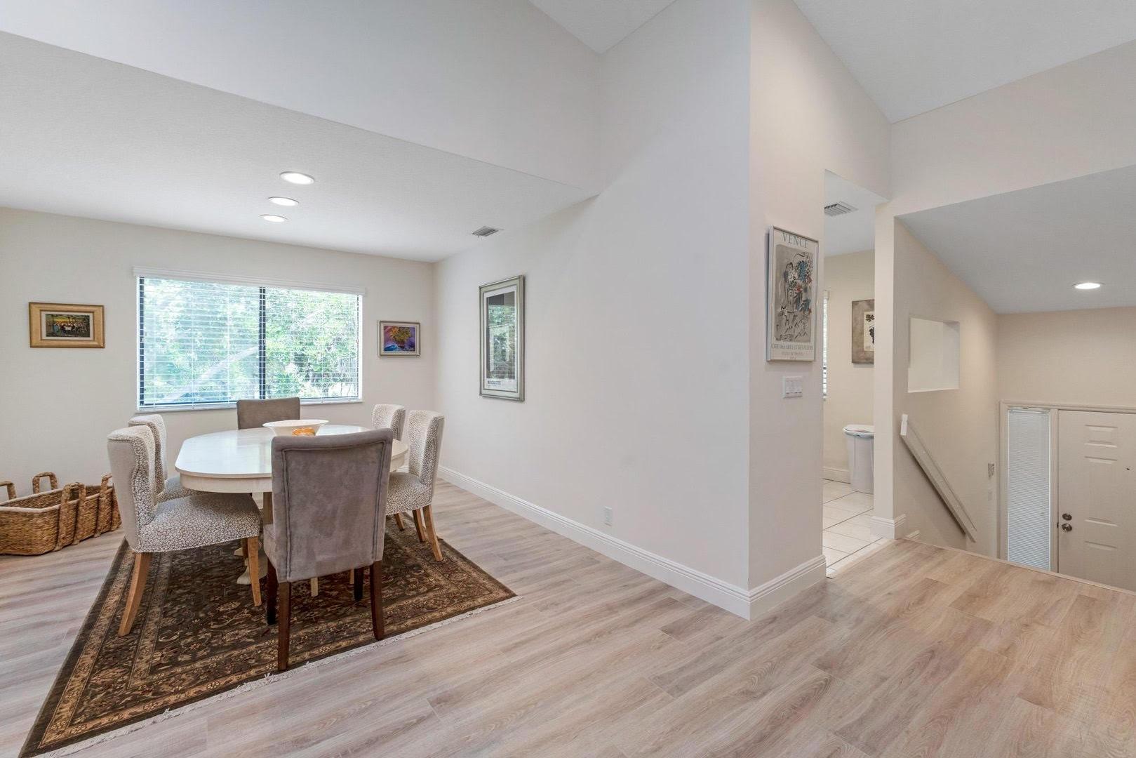 17 Lexington Ln W H