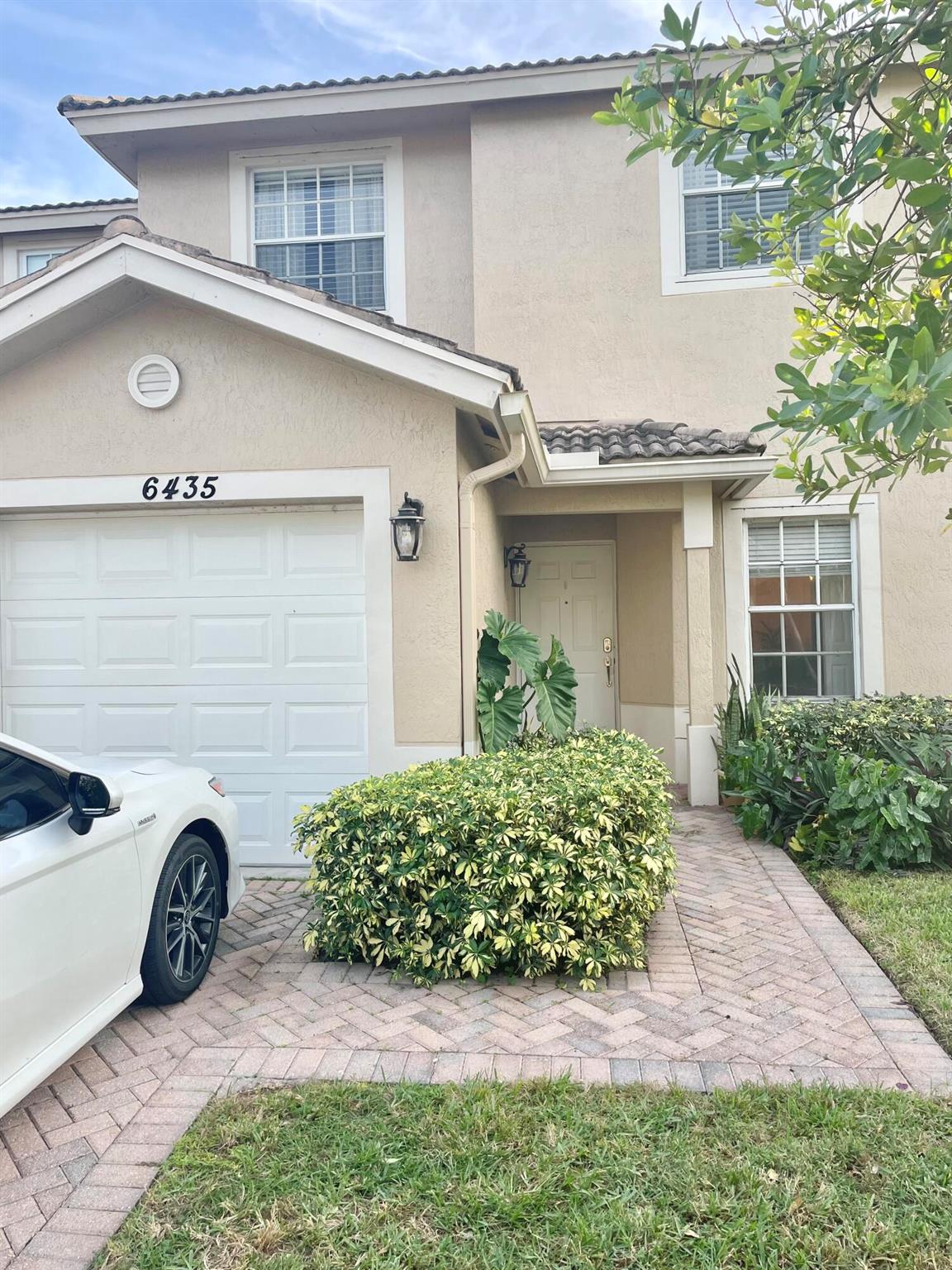 Nestled in the quaint Boynton Beach Oasis community is this immaculate 3-bedroom, 2.5-bathroom, 1 car garage townhouse. With vaulted ceilings and a sleek and modern interior, it offers a first-floor master suite & two bedrooms upstairs, a gourmet kitchen, and a private patio. BBQ is allowed. Enjoy the Full Size private washer/dryer. The community features a serene pool, and the location provides easy access to shopping, dining, and major highways. Move-in ready, this townhouse is your gateway to the Florida lifestyle. Don't miss the opportunity to make it your home--schedule a showing today!