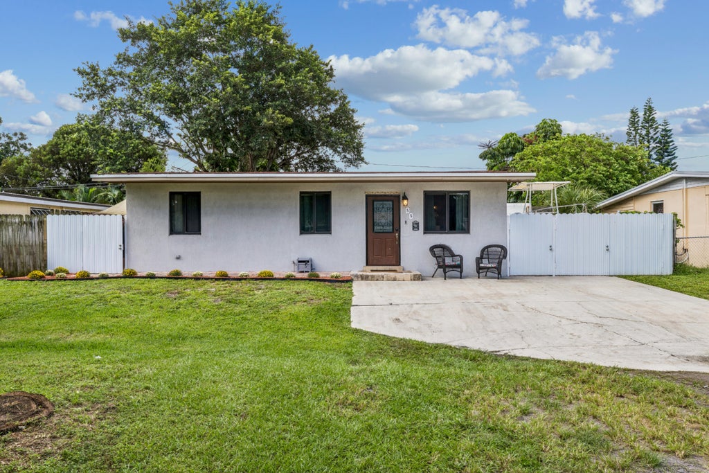 Photo of 55 Davis Road, Palm Springs, FL 33461 (MLS # B26080174)