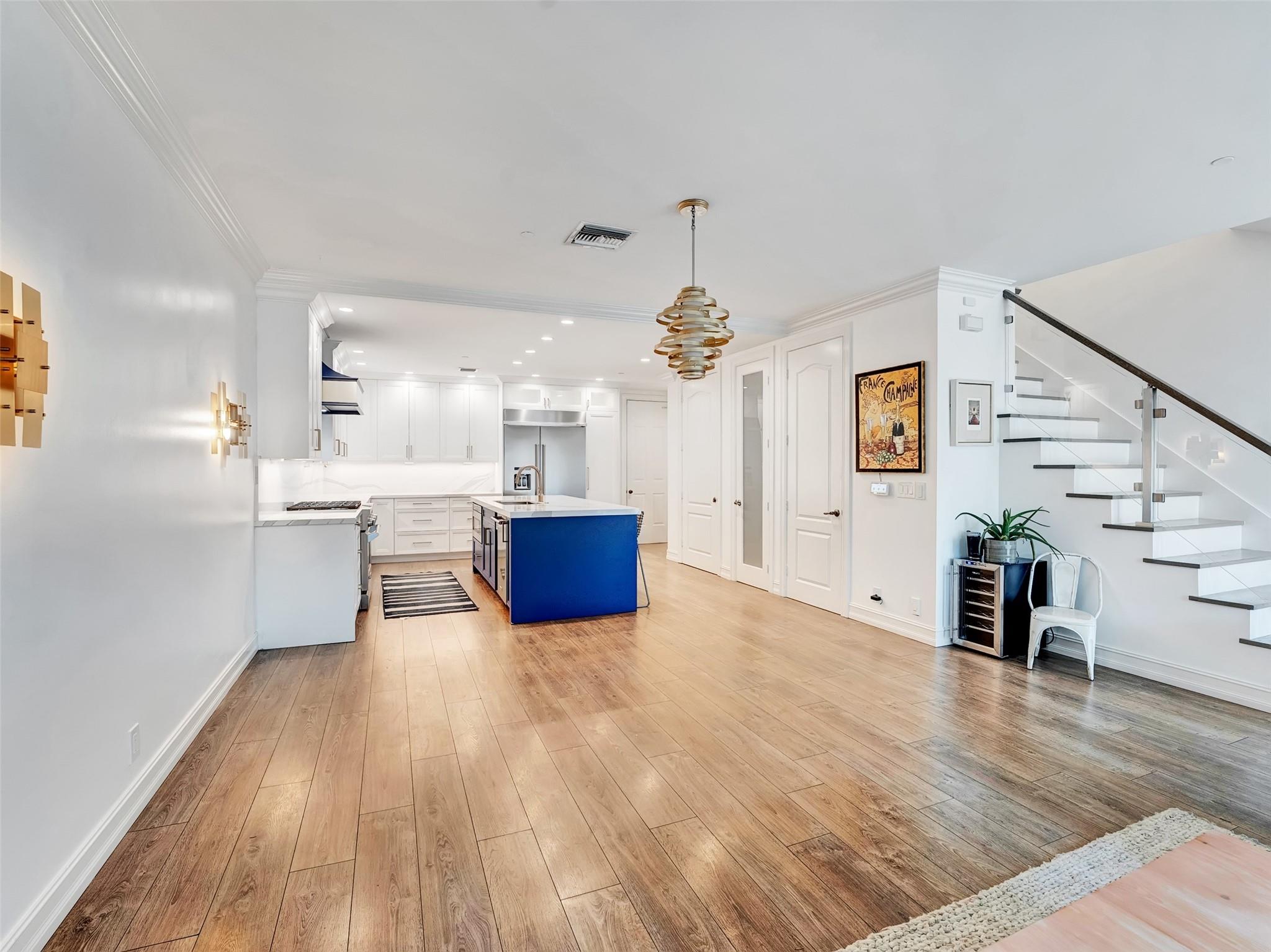 915 NE 17th Way