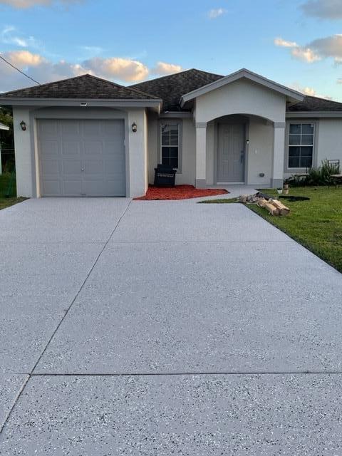 Short Term Rental , Single Family Home With 3 Bedrooms & 2 Nicely Renovated Bathrooms, Spacious Kitchen, Large Fenced In Backyard, Long Driveway ! Centrally Located With Access To All Major Roadways. Close to Beaches, PBI Airport & Great Dining !
