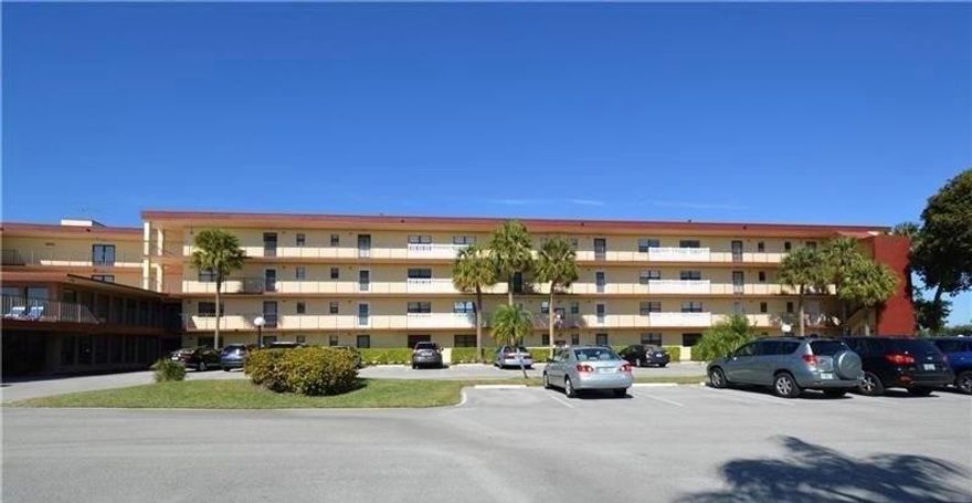 Beautiful corner unit with 2 bedrooms 2 bathrooms, excellent located  in the building with  amazing golf view, well maintained property, community washer and dryer in each floor, no ages restriction, no rental restriction, association require 695 credit score,  must see it.