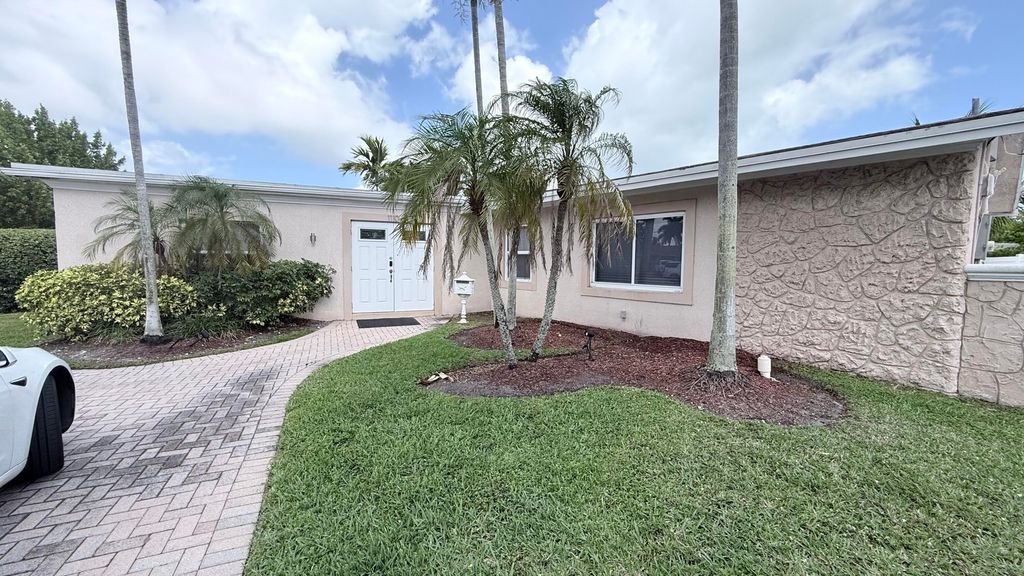 Photo of 1110 SE 9th Avenue, Pompano Beach, FL 33060 (MLS # B26012235)