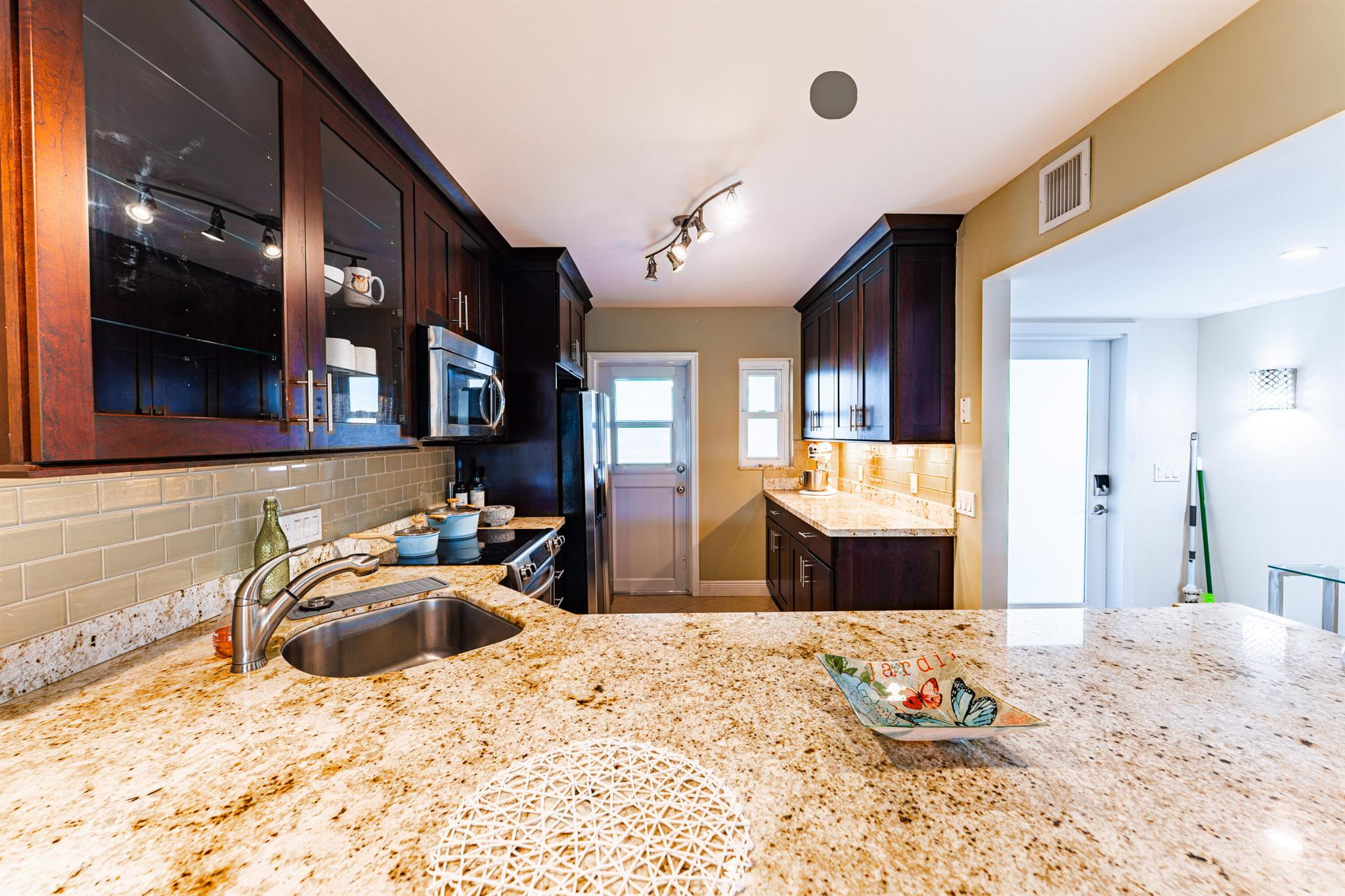 View photos, virtual tours, details... 3010 NE 16th Avenue 303