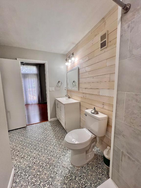 PALM LAKE CONDO - Residential Lease