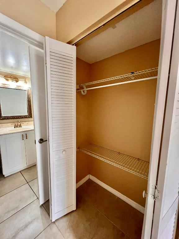 PALM LAKE CONDO - Residential Lease