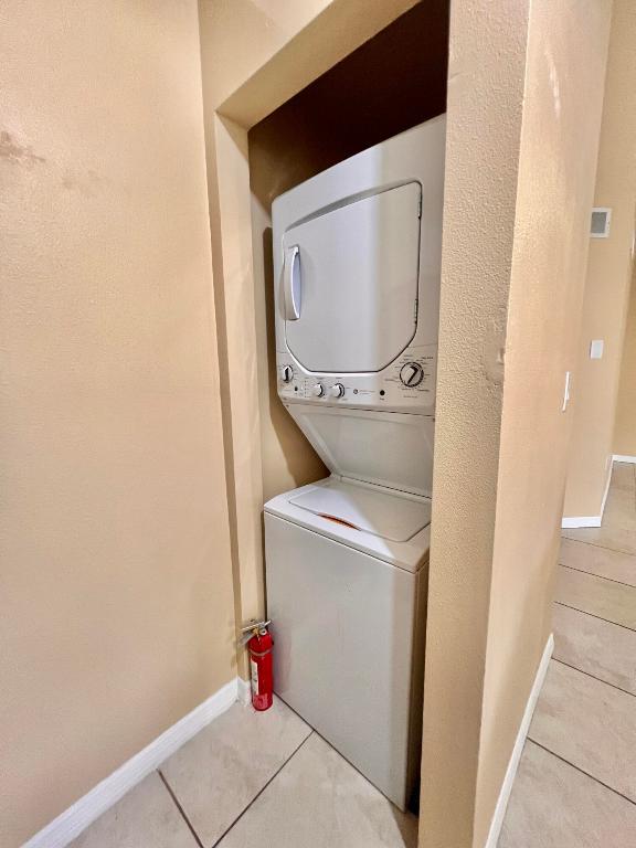 PALM LAKE CONDO - Residential Lease