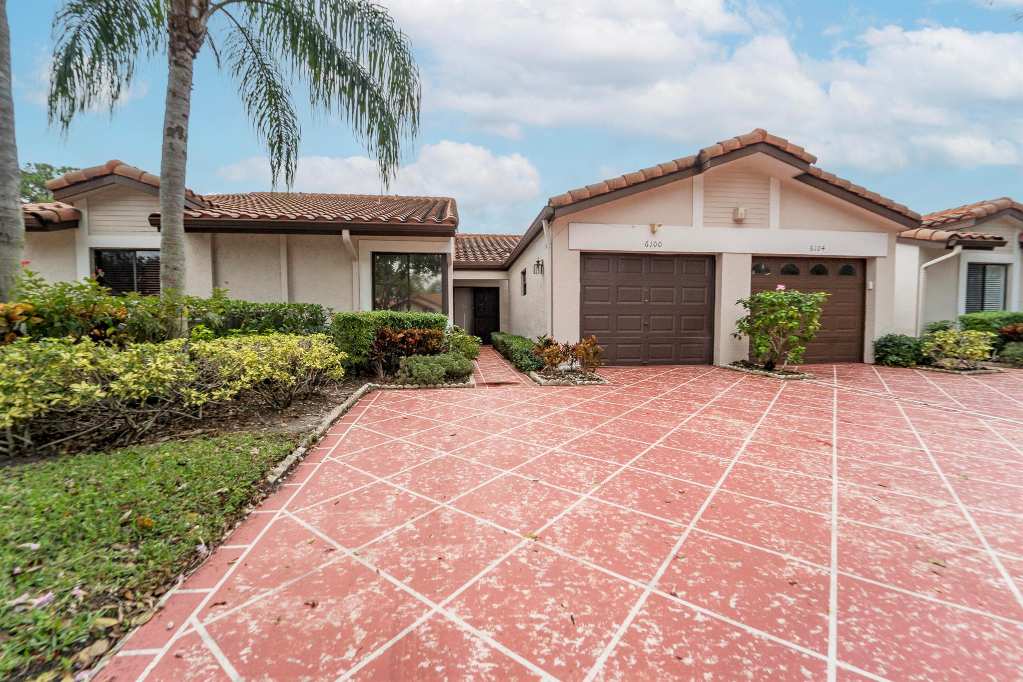 Ready to move into 2/2 Capri model with upgraded, eat-in kitchen. Totally redone master bath and guest bath (shower, no tub in 2nd bath).All tile floors, including the master bedroom. It is carpeted but there is tile under the carpet. Fully enclosed a/c Florida room with canal view. Attached 1 car garage. Extra large his and hers closets in master suite. Laundry room inside with full-sized washer and dryer. Huntington Pointe is a 24/7 guard gated 55+ community. The 53,000 square foot clubhouse has been fully redesigned. The 600 seat theater offers year round movies and live entertainment. Indoor heated pool. 4 outdoor heated pools with hot tubs. Gym. Billiard rooms. Aerobics room. Card rooms. Bocce court. Pickleball courts. Tennis courts. Numerous clubs and