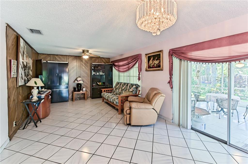 HOLLYWOOD HILLS - Residential