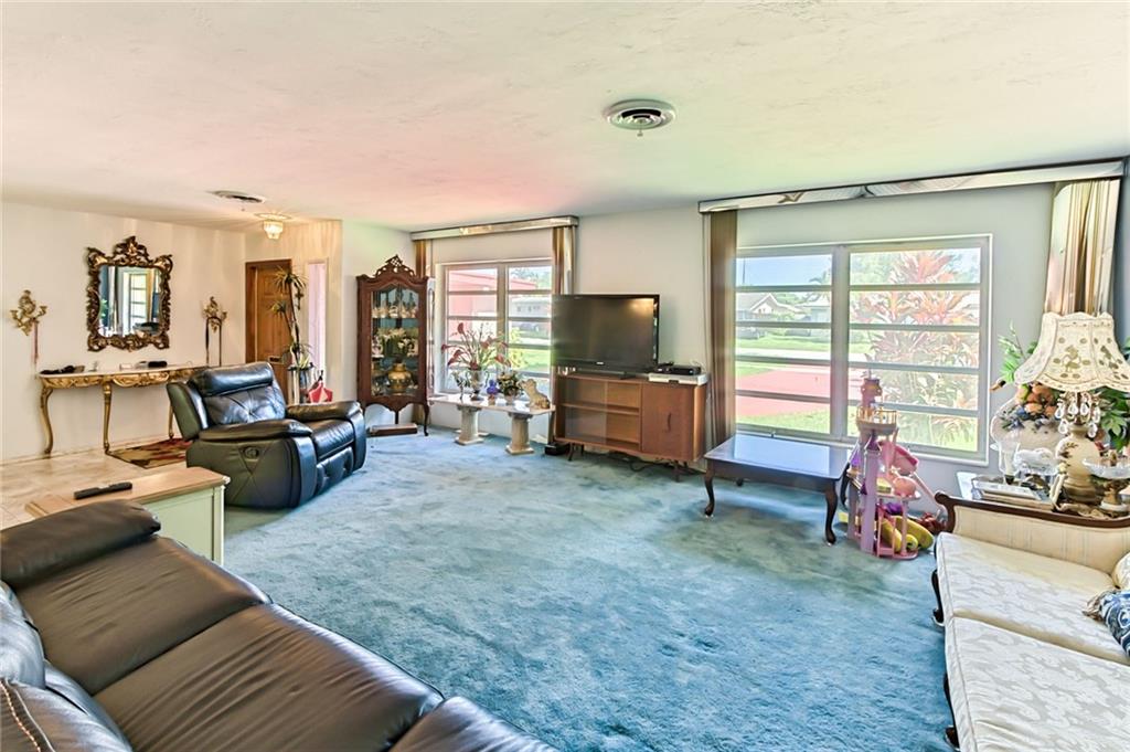 HOLLYWOOD HILLS - Residential