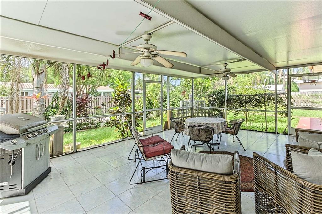 HOLLYWOOD HILLS - Residential