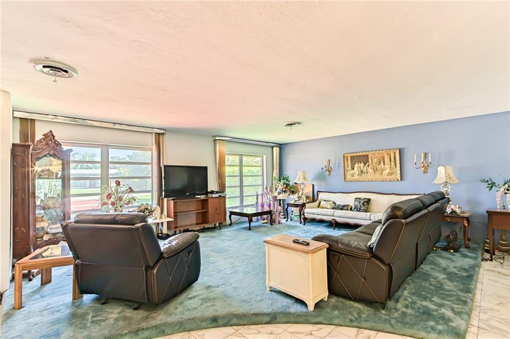HOLLYWOOD HILLS - Residential