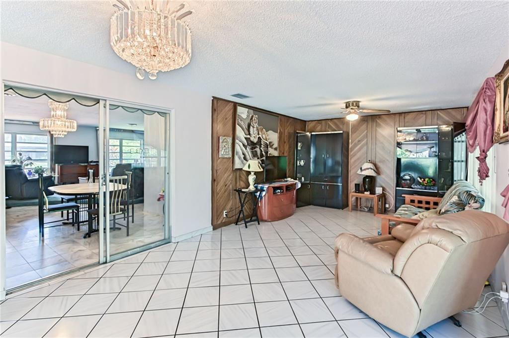 HOLLYWOOD HILLS - Residential