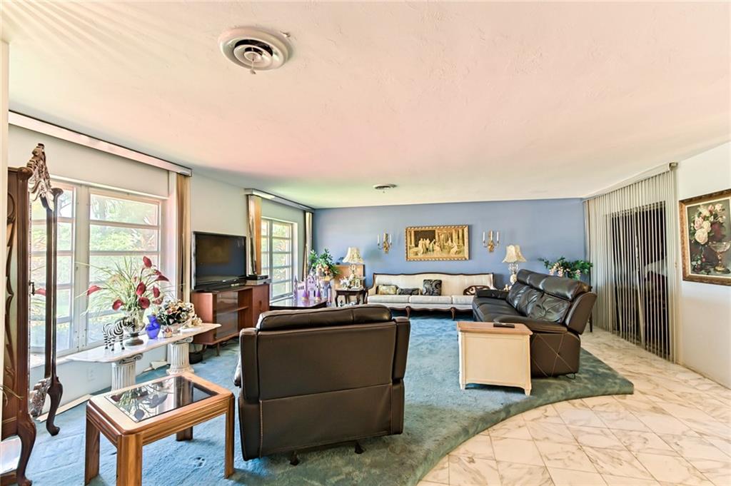 HOLLYWOOD HILLS - Residential