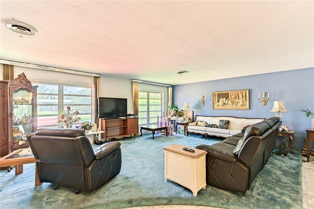 HOLLYWOOD HILLS - Residential