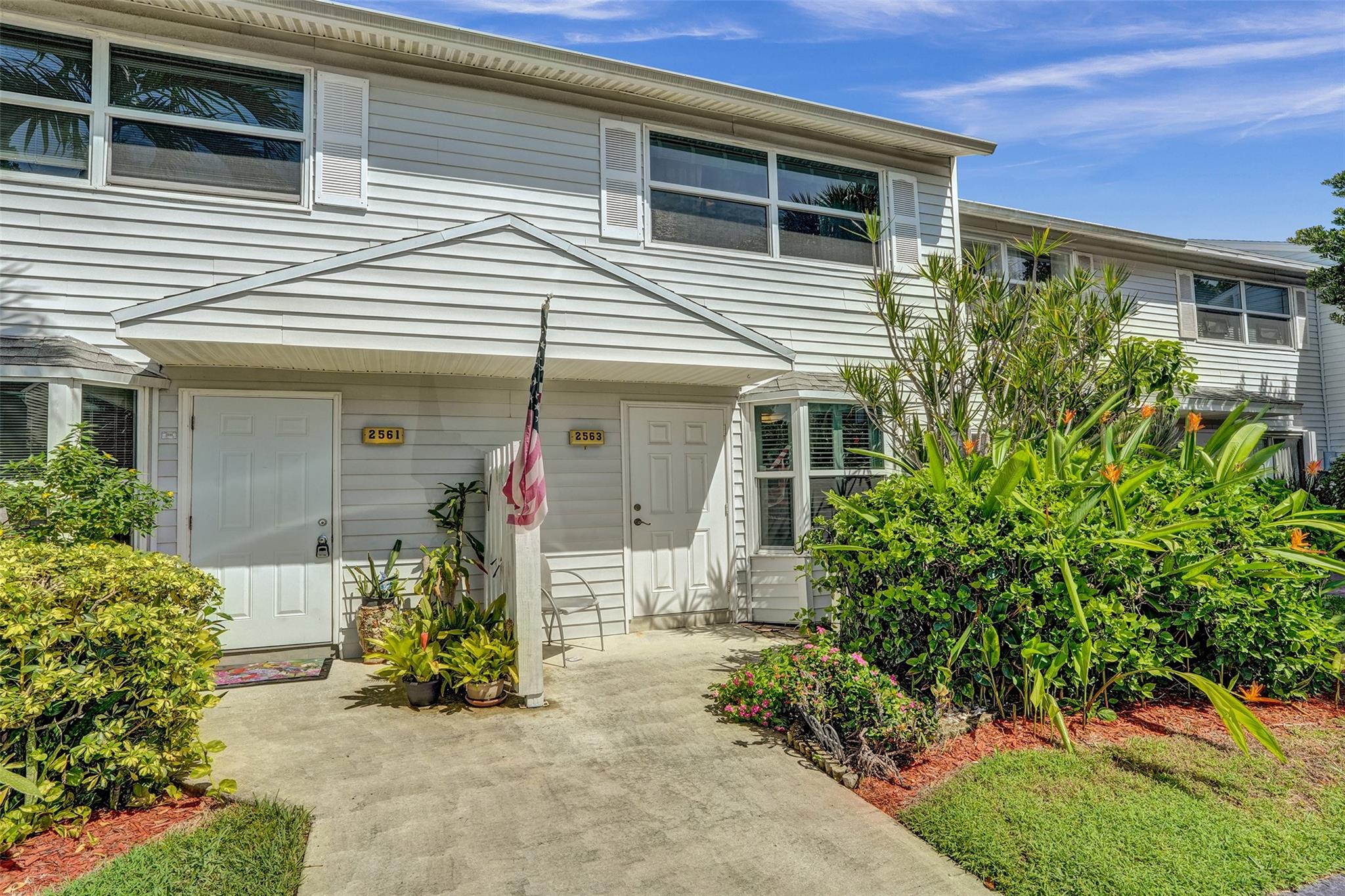 2563 NE 15th St 2563