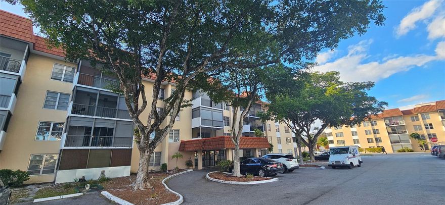 WHAT A BEAUTY!!! REMODELED UNIT , BRAND NEW VINYL FLOOR IN MAIN AREAS , TILE IN KITCHEN AND BATHROOMS, NEWER AC UNIT, LOTS OF CLOSET SPACE,  SCREENED BALCONY , FULL SIZE WASHER/ DRYER, NEWER BATHROOMS, NEWER KITCHEN WITH SS APPLIANCES AND SIDE BY SIDE REFRIGERATOR . EACH BEDROOM WITH THEIR OWN BATHROOM , SECURED LOBBY WITH PHONE / CARD ENTRY, ELEVATOR, BUILDING ROOF IS 6 YEARS NEW, MAINTENANCE COVERS WATER/ SEWER, INSURANCE, BUILDING EXTERIOR, CLUBHOUSE WITH GYM , POOL, GAME ROOM AND AUDITORIUM.  ASSOCIATION REQUIRES 650  CREDIT SCORE, MINIMUM $40000 YEARLY INCOME FOR SINGLE BUYER OR $60000 FOR 2 BUYERS. PROPERTY CAN BE RENTED AFTER 2 YEARS OF OWNERSHIP.SELLER FLEXIBLE WITH CLOSING DATE, EASY TO SHOW!!