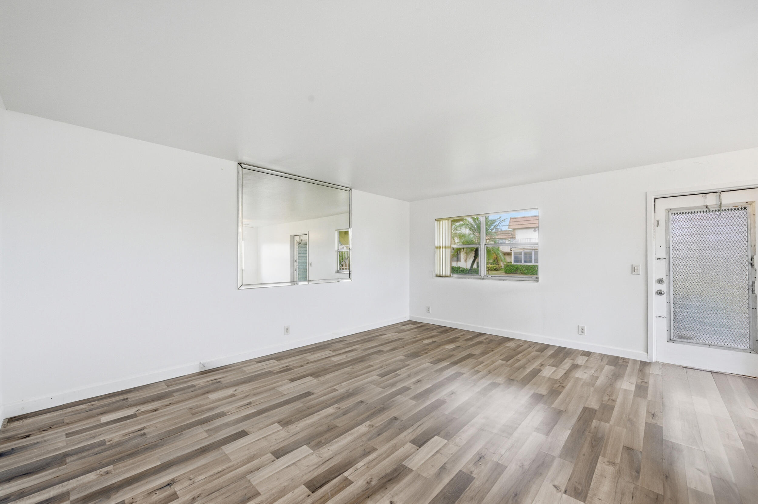 KINGS POINT SAXONY CONDOS - Residential