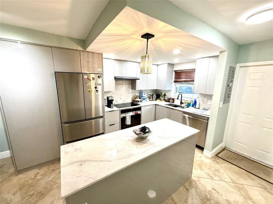 Welcome to The Racquet Club! This gut-renovated 2-bedroom townhouse offers modern comfort in the heart ofOakland Park/Wilton Manors. Enjoy a stunning new kitchen with Quartz countertops/backsplash, island withdeep drawers, ample storage, and new stainless steel appliances. Includes an in-unit stacked washer/dryer andsmart switches throughout. Features porcelain tile downstairs and luxury vinyl plank in bedrooms. Primarybedroom has custom closets, and the second bedroom offers great storage. Enjoy a private fenced patio.Located in a gated community with pool, gym, and tennis courts. Minutes from beaches, dining, nightlife,downtown Fort Lauderdale, and the airport.