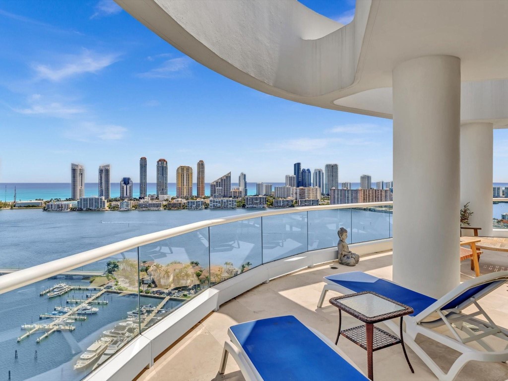 7000 Island Boulevard PH-06