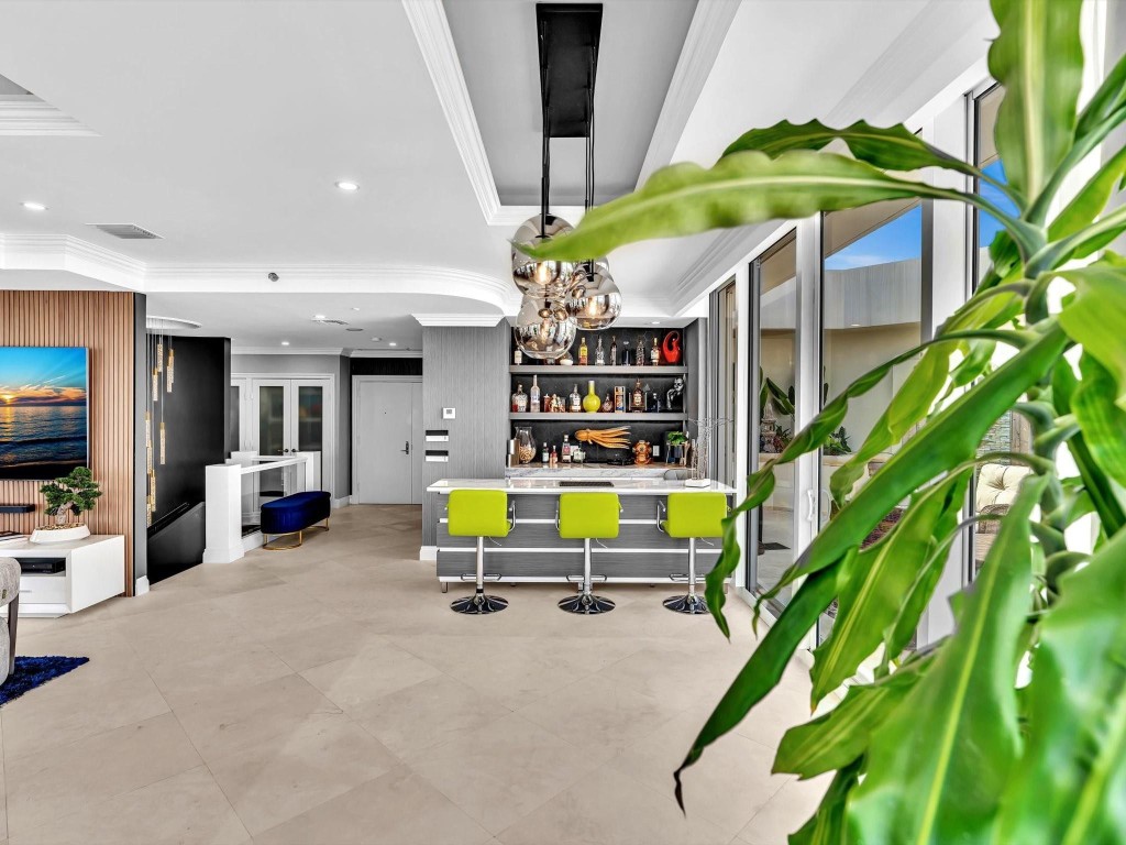 7000 Island Boulevard PH-06