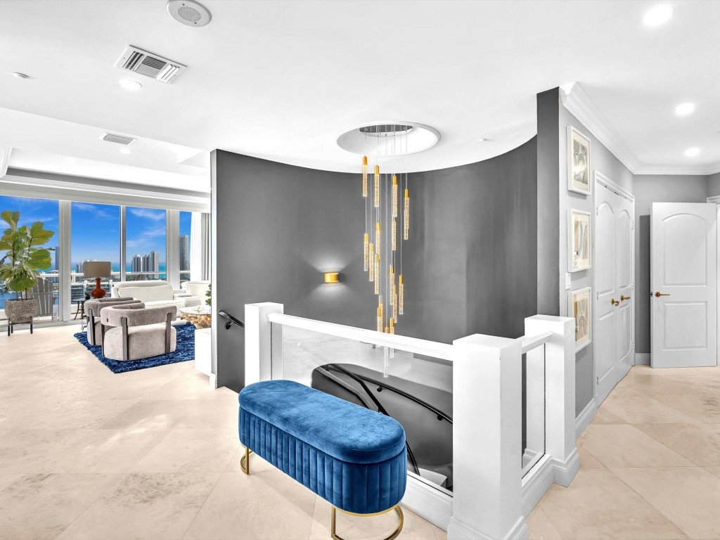 7000 Island Boulevard PH-06