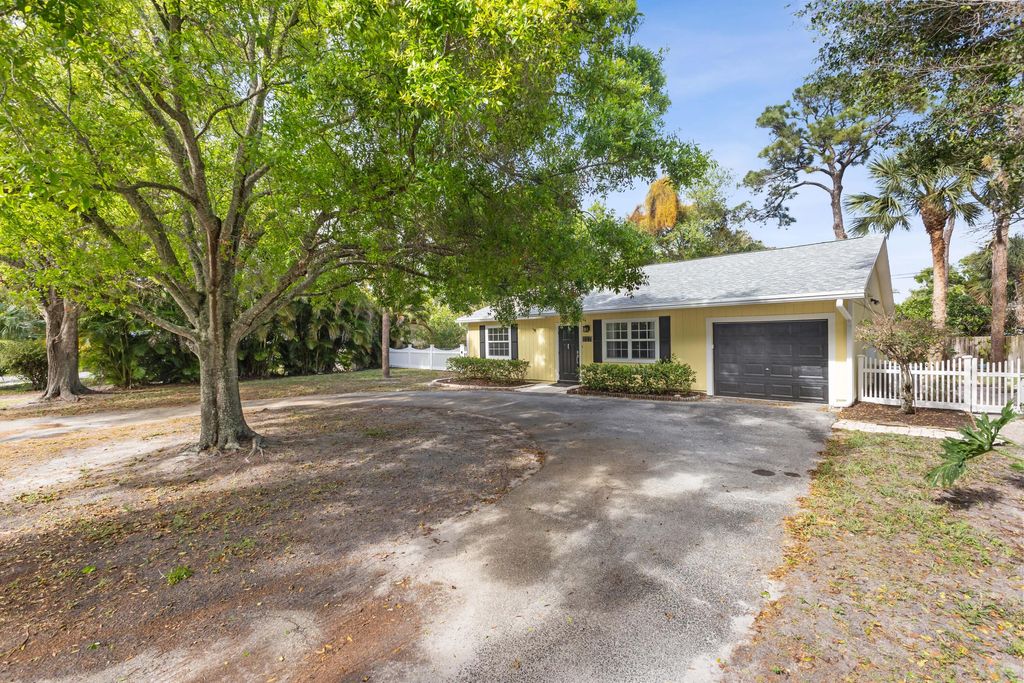 Photo of 227 W Riverside Drive, Jupiter, FL 33469 (MLS # B26007099)