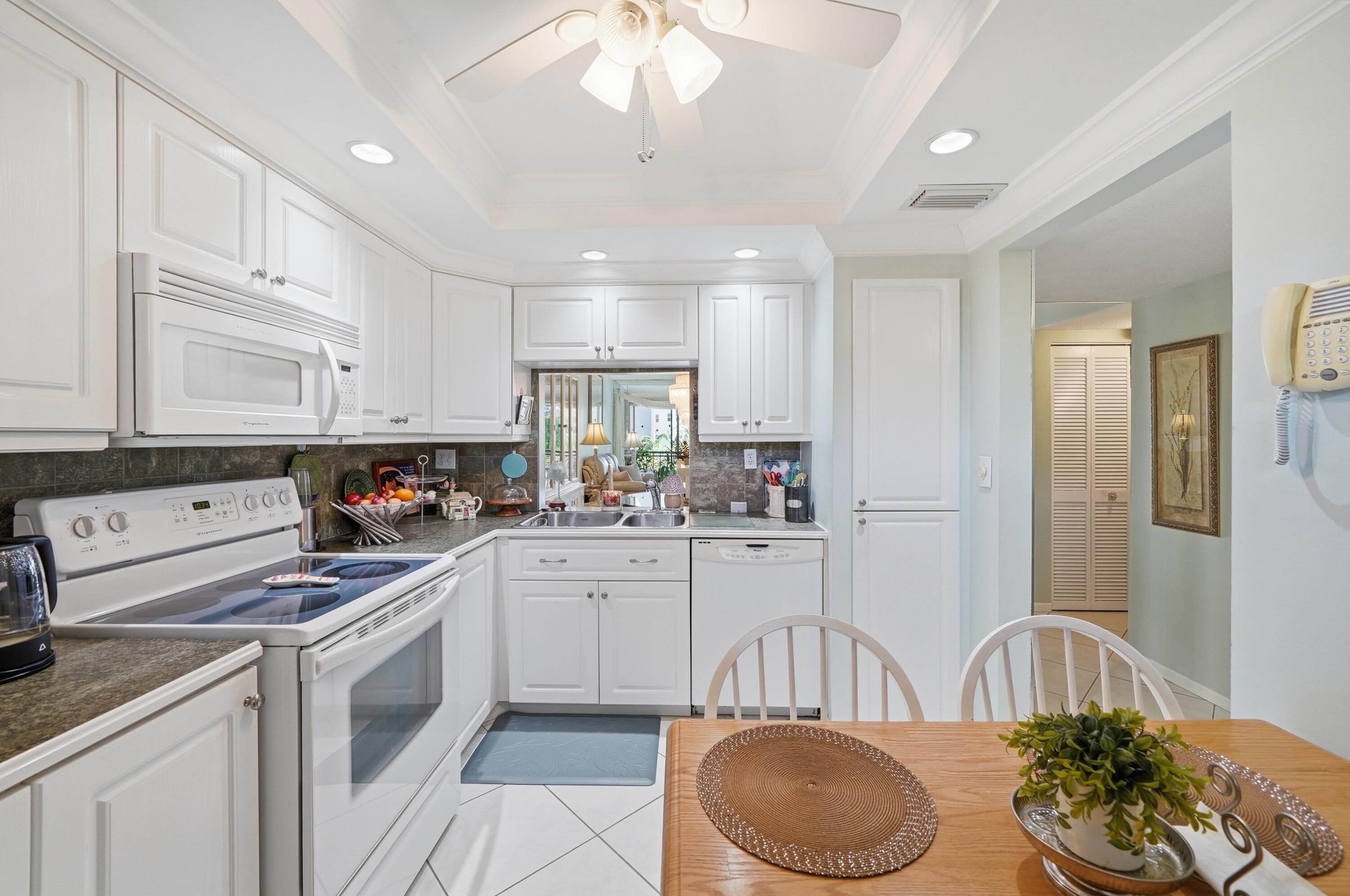 18TH HOLE AT INVERRARY CONDO - Residential